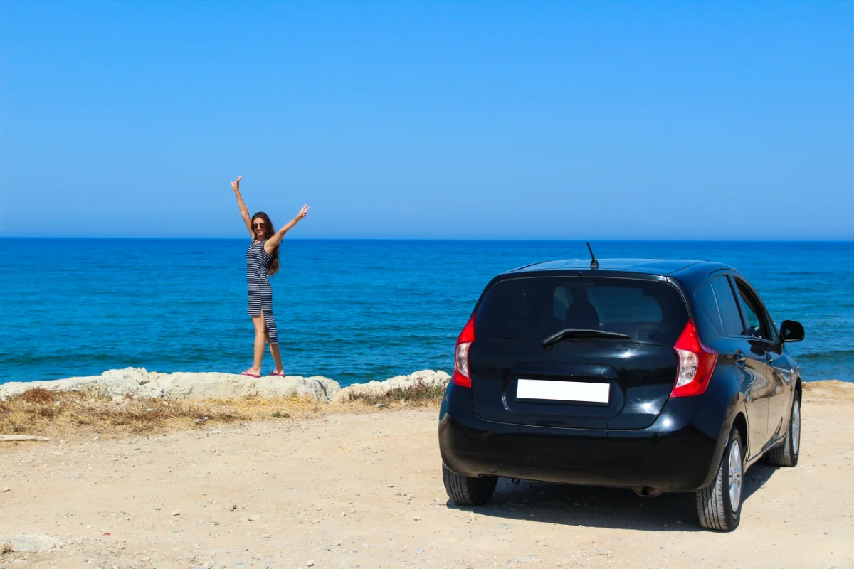 Stage lopen op Curaçao? Stagaire die happy met een verhuurde auto.